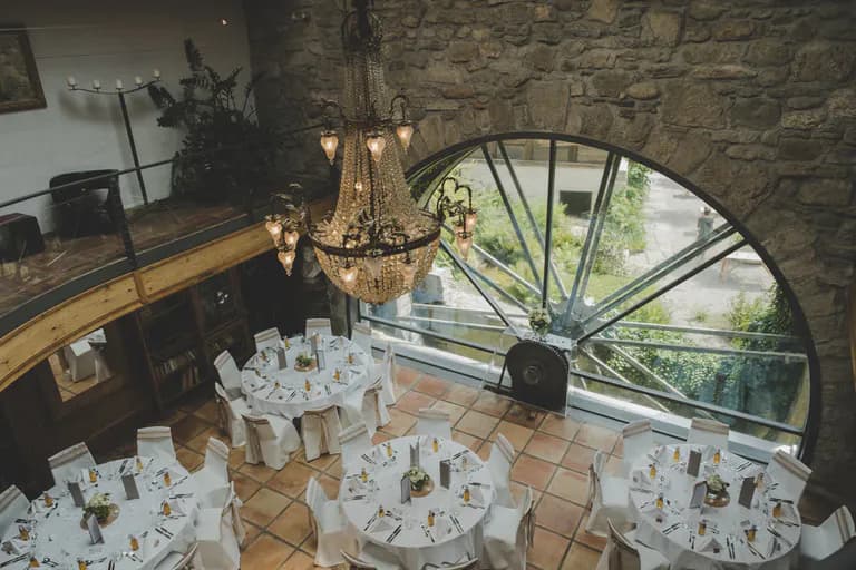 Sagi Oberwil Saal mit gedeckten Tischen