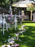 Hochzeitszeremonie im Grünen mit Blumen am Boden