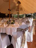 Hochzeitssaal mit gedeckten Tischen im Maxililian