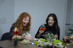 Teilnehmerinnen bei einem PlantEvent mit Glas in der Hand und am Lachen
