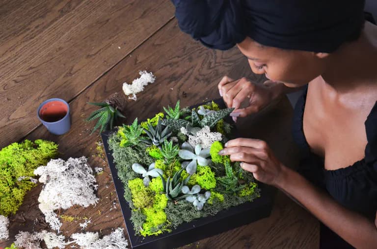 Teilnehmerin bei PlantEvent mit Pflanzen