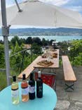 Polterabendlocation mit Tisch und Bänken und Blick auf den Zürichsee