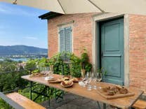 Gedeckter Tische mit Wein und Aperitiv mit Blick auf den Zürichsee