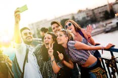 Gruppe von Männer und Frauen beim Selfie machen vor einer fremden Stadt