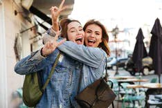 Zwei Freundinnen auf einer Reise als Polterabendevent