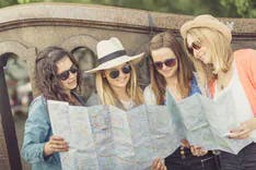 Gruppe von Frauen schaut auf eine Karte auf der Polterabendreise 