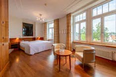 Suite im Hotel Einstein mit Bett und Fensterfront