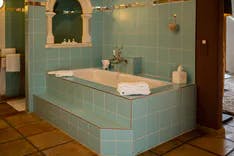 Badewanne in der Hotelsuite in der Sagi Oberwil