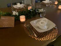Tischdekoration und Teller für eine Hochzeit