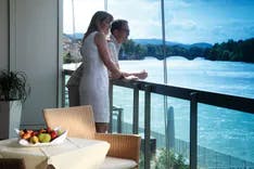 Paar auf dem Balkon mit herrlicher Aussicht auf den Rhein