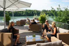 Frauen mit Drink in der Hand im Park-Hotel am Rhein mit Blick auf den Rhein