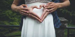 Brautpaar hält die Hände zusammen zu einem Herz