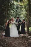 Hochzeitspaar beim Fotoshooting im Wald