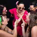 Frauengruppe beim Polterabend mit Sonnenbrille beim Polterabend Fotoshooting