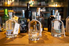 Ginflaschen von Edelwhite Gin auf dem Tresen einer Bar