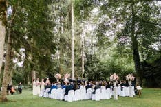 Trauung mit Gästen im Schlosspark im Hotel Hünigen
