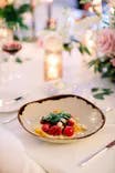 Schön angerichtetes vegerarisches Menü zum Hauptgang eines Hochzeitsfestes im Schloss Hünigen