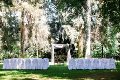Hochzeitszeremonie im Schlusspark des Schloss Hünigen mit Stühlen mitten im Park