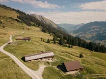 Blick von der Walig Hütte auf die Landschaft im Berner Oberland