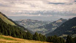 Blick von der Walig Hütte auf die Landschaft im Berner Oberland