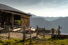 Walig Hütte in Gstaad mit Blick auf die Berge im Berner Oberland