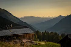 Blick von der Walig Hütte auf das Bergpanorama im Berner Oberland