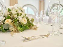 Blumen und gedeckter Tisch bei einer Hochzeit im Grand Casino Baden