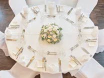 Runder Tisch gedeckt für ein Abendessen einer Hochzeit im Grand Casino Baden