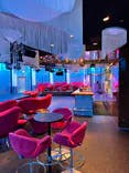 Club Joy mit Stühlen und Bar im Grand Casino Baden