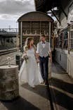 Brautpaar vor dem Bahnwagen bei der Braustation in Sursee