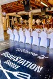 Stühle mit Stuhlhussen für eine Hochzeit in der Braustation in Sursee