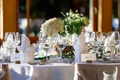 Dekorierter Tisch für das Abendessen einer Hochzeitsgesellschaft im Hotel Schiff Pfäffikon