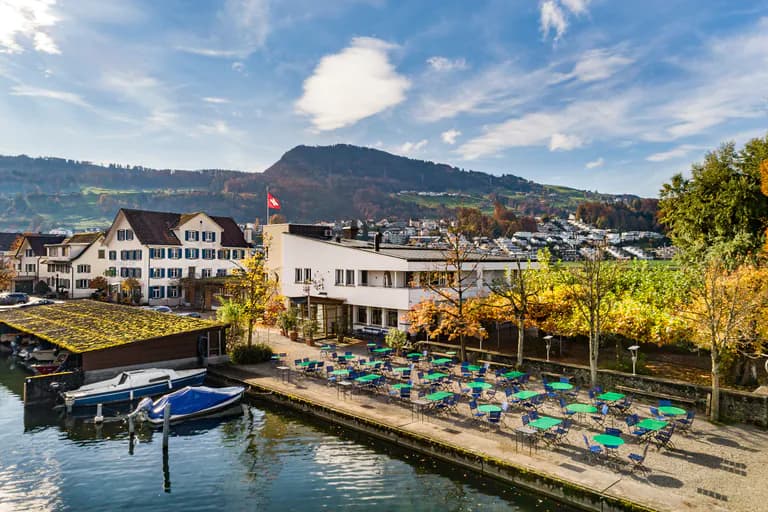 Blick vom Bootsteg zum Hotel Schiff Pfäffikon