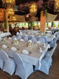 Gedeckte Tische mit Stuhlhussen für ein Hochzeit im Dance Inn Schlosshof