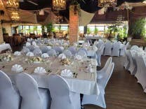 Blick auf den Hochzeitssaal mit gedeckten Tischen im Dance Inn Schlosshof