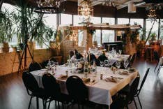 Tisch und Dekoration bei einer Hochzeit im Dance Inn Schlosshof