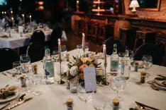Gedeckter Tischt mit Dekoration und Kerze für eine Hochzeit im Dance Inn Schlosshof
