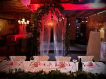Traubogen und gedeckter Tisch bei einem Hochzeit im Schlosshof