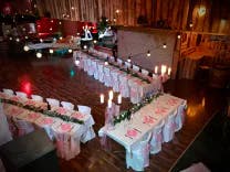 Tische im Schlosshof für Hochzeitsessen mit Beleuchtung