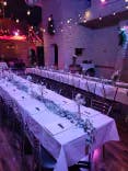 Gedeckte Tische und feierliche Beleuchtung im Schlosshof für ein Hochzeitsfest
