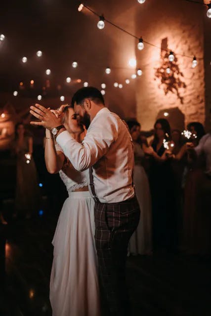 Brautpaar beim Tanzen an einem Hochzeit im Schlosshof