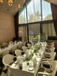 Gedeckte Tische und Beleuchtung in der Stube im Restaurant Gnadenthal für eine Hochzeitsfeier