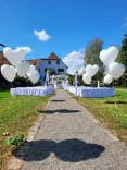 Rosenavillion mit Luftballons bereit für die Hochzeitszeremonie