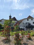Rosenpavillion für Hochzeitszeremonie mit Kloster Gnadenthal im Hintergrund