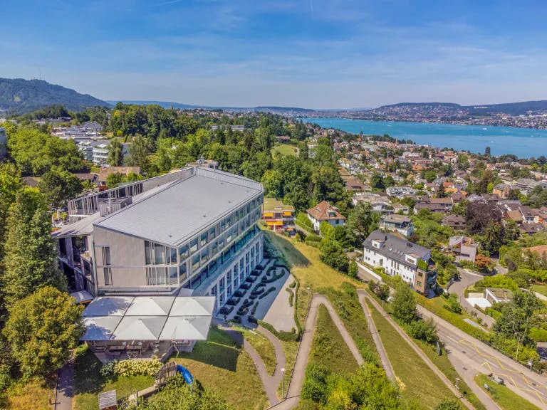 Sicht auf das Hotel Belvoir mit Blick auf den Zürichsee im Hintergrund