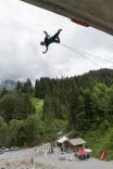 Mann ist in der Luft sich ab abseilen auf der Alpinschule Adelboden