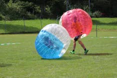 Bubble Soccer im Freien mit zwei Teilnehmer