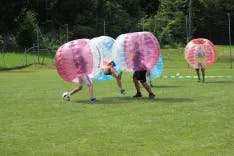 Bubble Soccer Teilnehmer beim Body Check gegeneinander
