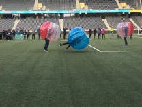 Bubble Soccer mit Tribüne des Stade de Suisse in Bern