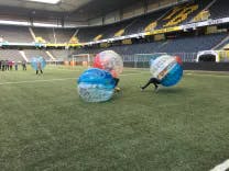 Bubble Soccer im Stadt de Suisse in Bern für einen Polterabend